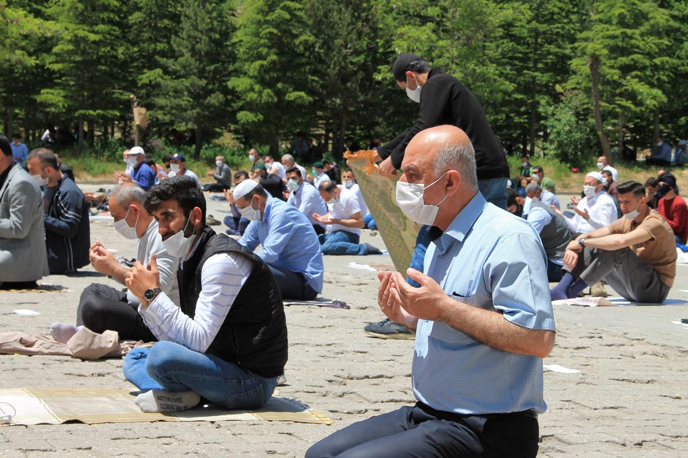 Bitlis’te 65 yaş üstü ve 18 yaş altı vatandaşların olmadığı ilk cuma namazı kılındı